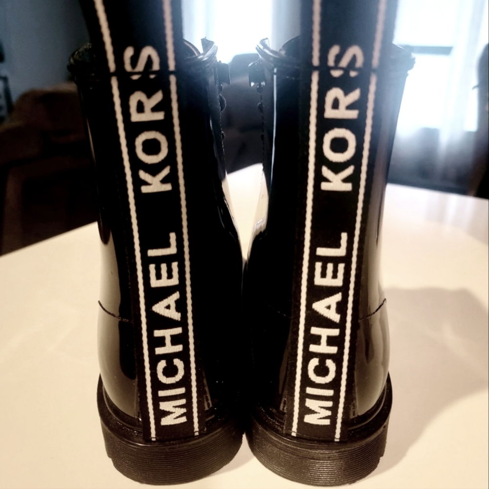 Michael Kors "Tavie" Womens Flat Rain Bootie Black Lace-up Rubber Booties Sz 9